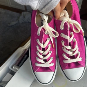 Rosa Converse All Star sneakers - Köpta på sellpy men va för stora för mig❤️