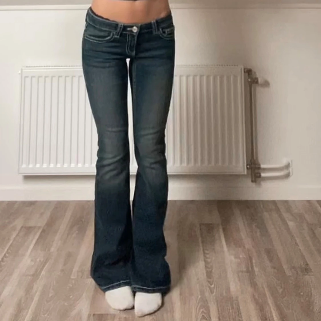 Mörkblå bootcut jeans med broderade rosa fickor