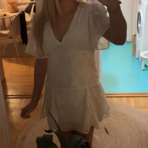Vit klänning - Säljer en vit klänning med blommönster som passar till sommaren, men också student, konfirmation eller avslutning! Klänningen på bilden är i storlek 38, men jag säljer en som är i storlek 40 då jag köpte två storlekar. Kom privat för frågor eller fler bilder🤗 Klänningen är inte ens testad, prislappen är kvar🤗