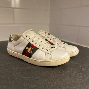 Gucci ace bee - Hej,jag säljer dessa Gucci ace bee i riktigt bra skick|Vårat pris: 1899|Nypris:9000|Självklart äkta👌            Tillbehör: Tyvärr inget| Mvh Emil