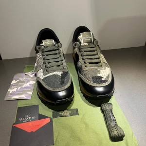 Rockrunners  - Tja! Säljer dessa lite mer unika rockrunners,helt nya. Allt på bilden tillkommer vid köp. Hör av dig vid minsta fundering 🙌. Ej original 