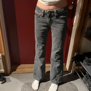 Gråa Levis jeans - Säljer ett par gråa bootcut Levis jeans i väldigt bra skick. Har jätte fina fickor, väldigt inne. säljer dem eftersom de inte passade i längden. 