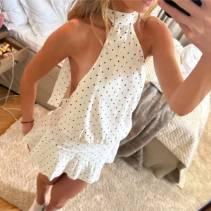 Vit prickig kortklänning från Jaded London - Superfin vit kortklänning med svarta prickar och volang nertill från Jaded London. Helt ny och oanvänd!! Prislapp finns kvar. Strl S