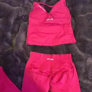 DFYNE sett winter berry röd träning sett - säljer mitt fina DFYNE sett💗 storlek S, inga defekter, kan skicka med påse som de kom i, nyskick, färgen winter berry (slut på hemsidan)! kom gärna med rimliga prisförslag💞😀