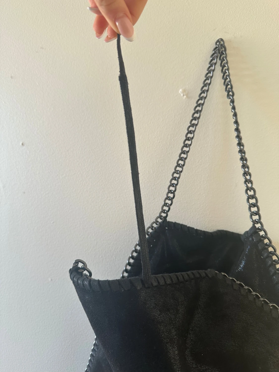 Svart axelväska med kedjedetaljer - 1