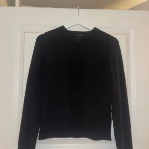 Svart kofta från Gina Tricot  - en svart kofta från gina tricot i storlek XS. i mycket fint skick. 
