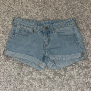 H&M denim lågmidjade shorts - Sååå snygga ljusblå denimshorts från H&M med låg midja. Klassisk femficksmodell med uppvikta benslut och knappstängning fram!💗                   Säljer eftersom de inte passar längre☹️           Skriv privat för mått eller frågor!🥰