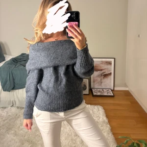 Blå stickad tröja  - En super fin blå stickad tröja ifrån HM. Passar mig som är 160. I storlek S💕