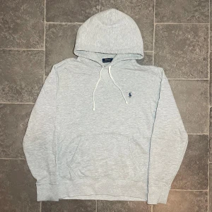Ralph Lauren hoodie - •10/10 skick - helt ny✅ •Storlek - M📏 •Inkluderat - Hoodien👟 •Fraktar - inom 24h📦