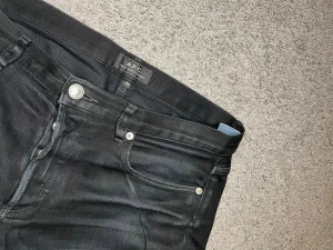 A.P.C Jeans - Tja säljer nu ett par riktigt snygga svarta A.P.C jeans i storlek W30 för endast 699kr! Lagade vid knäna. Pris är ej hugget i sten, hör av er i dm vid funderingar 🙌