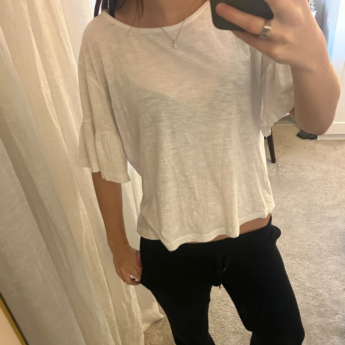 Vit blus med volangärmar - 1