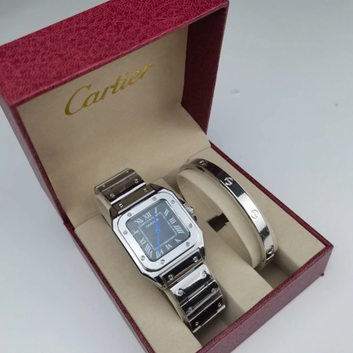 silverfärgad fyrkantig klocka