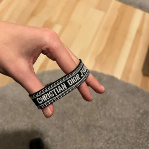Svart Christian Dior armband - Ett helt nytt svart Dior armband! Passar alla då storleken är justerbar!