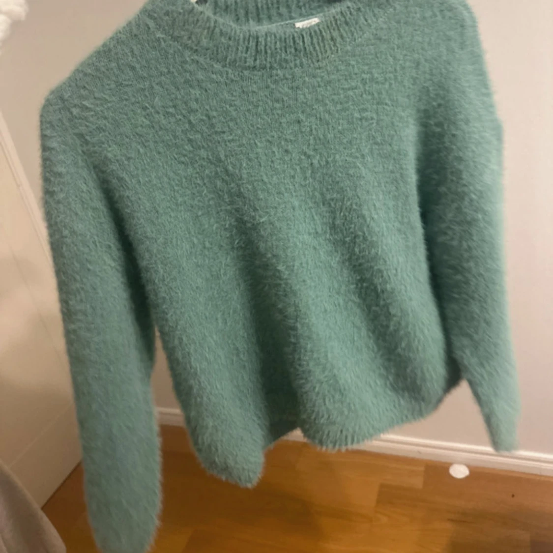 Grön fluffig stickad tröja