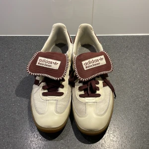 Adidas Wales Bonner Samba sneakers - Unika Adidas Wales Bonner Samba sneakers. De är i storlek 48 men passar mycket mindre i storleken. Säljer dessa för att dom inte passa mig och jag är 48. De kommer inte med sulor för att personen jag köpte dom ifrån hade special sulor.