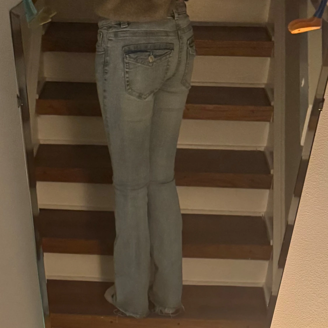 Ljusblå bootcut jeans med fickdetalj