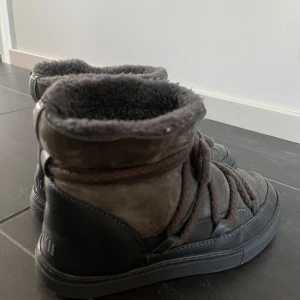 Inuikii skor  - Vinterskor från inuikii, storlek 38, dem är använda och har lite defekter.❤️dem är typ grå/mörkgröna i färgen.