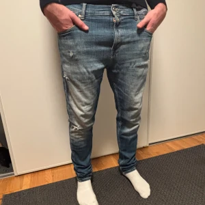 Replay Jeans - slitningar - Replay jeans - Slitningar | Skick: 9/10 | Tillbehör: Endast byxor | Strolek: W33 L32 | Nypris: +- 1599:- SEK | Vid fler bilder eller frågor hör av er. 🍂🍁