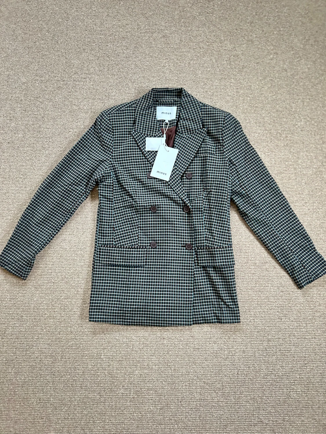 Rutig kavaj från Minus med knappar