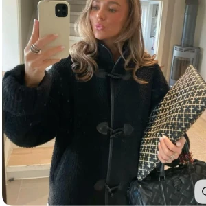 Svart teddyjacka hm - Säljer denna snygga teddy jacka från hm❤️ en svart teddyjacka med coola snörningsdetaljer framtill och hög krage. Jackan har en loose passform och är tillverkad i mjukt fleece-material som ger en mysig vibe. Perfekt för dig som gillar streetstyle och vill ha något som sticker ut.