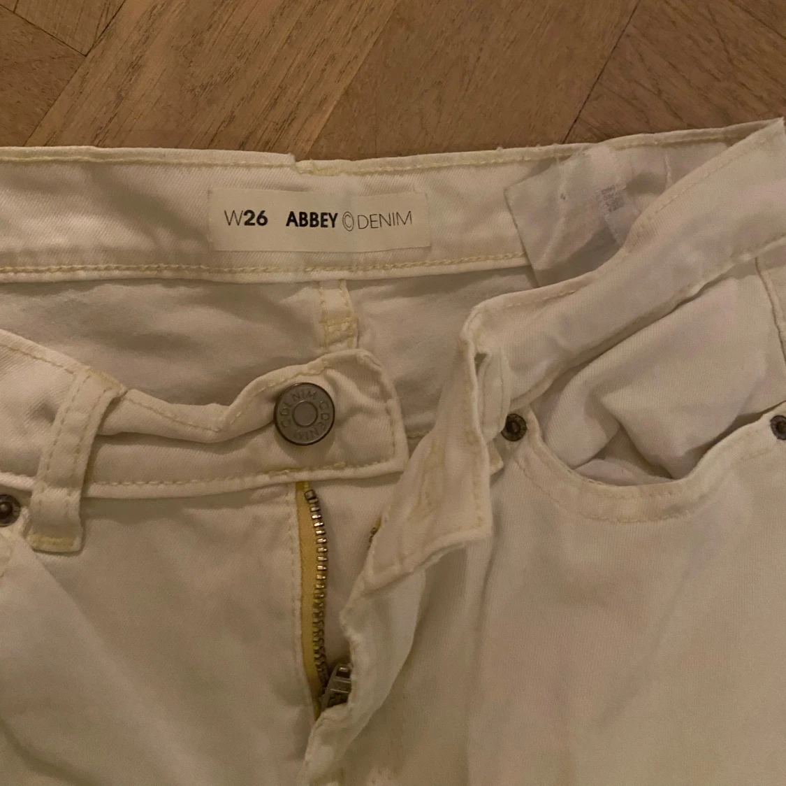 Vita bootcut jeans från Abbey Denim - 1