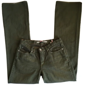 Vintage flared gröna jeans, ONLY - Coola gröna vintage jeans! Medelhöga/låga, lite utsvängda, 100% bomull, Midjemått 75cm, Grenhöjd 21cm, Innerbenslängd 81,5cm, Benöppning rakt över 24cm