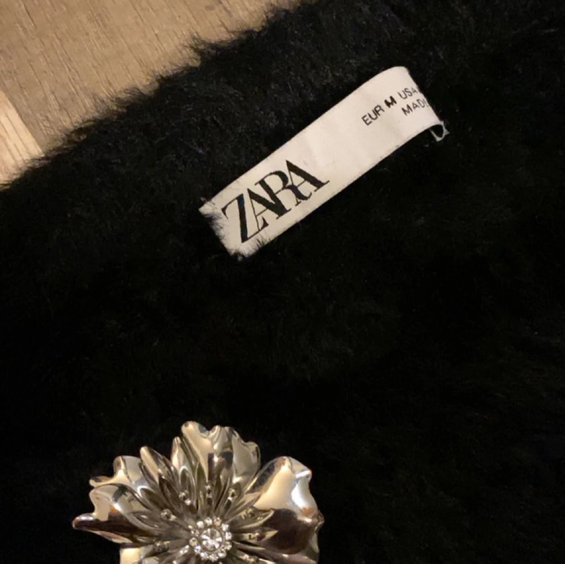 Svart fluffig kofta från Zara med blommiga knappar - 1