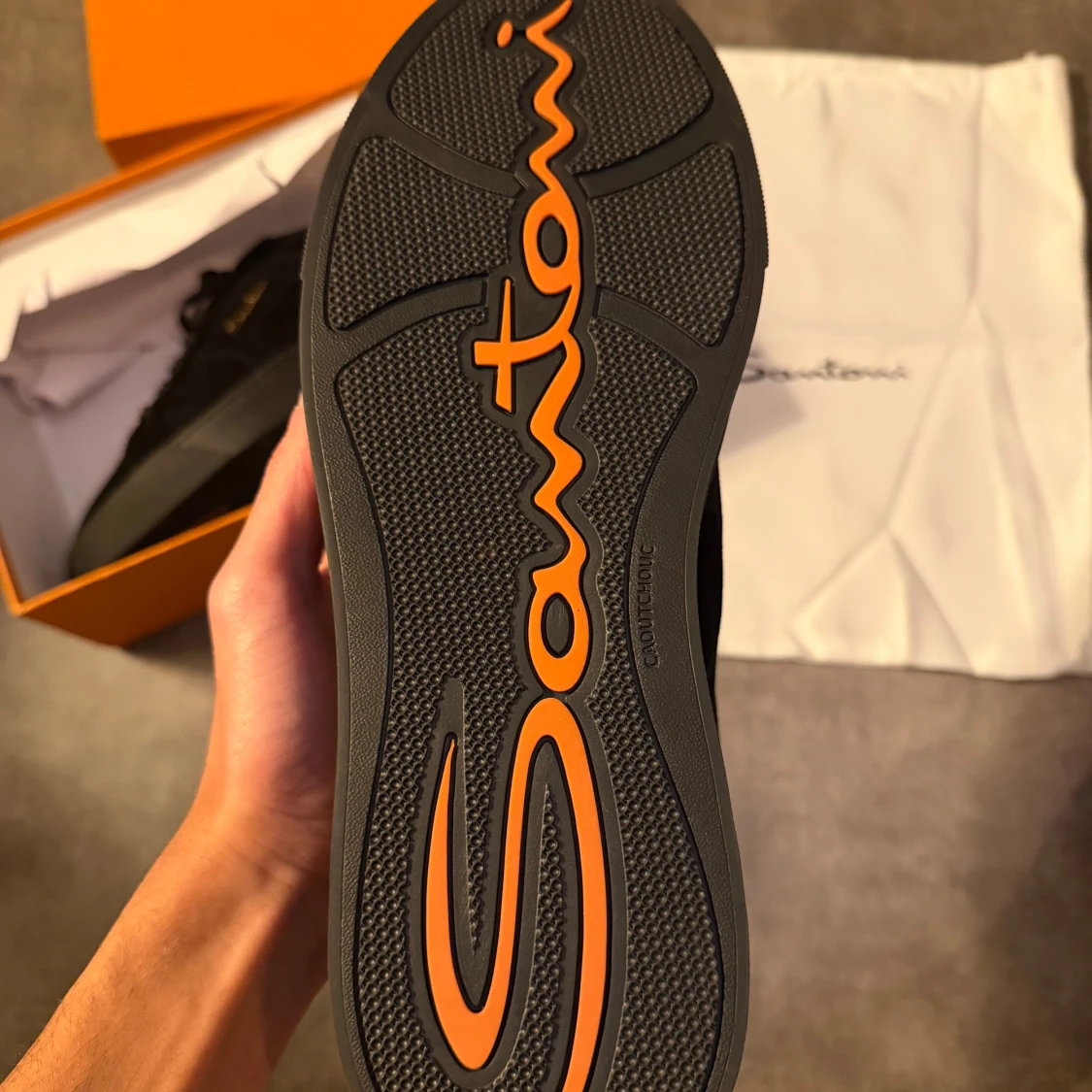 Svarta sneakers från Santoni i mocka - 2