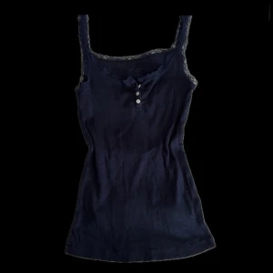 Brandy Melville  - Säljer ett jätte fint linne från brandy Melville💕one size och stretchig så passar xs,s och m💗 inga defekter eller fläckar, om ni har frågor skriv gärna!