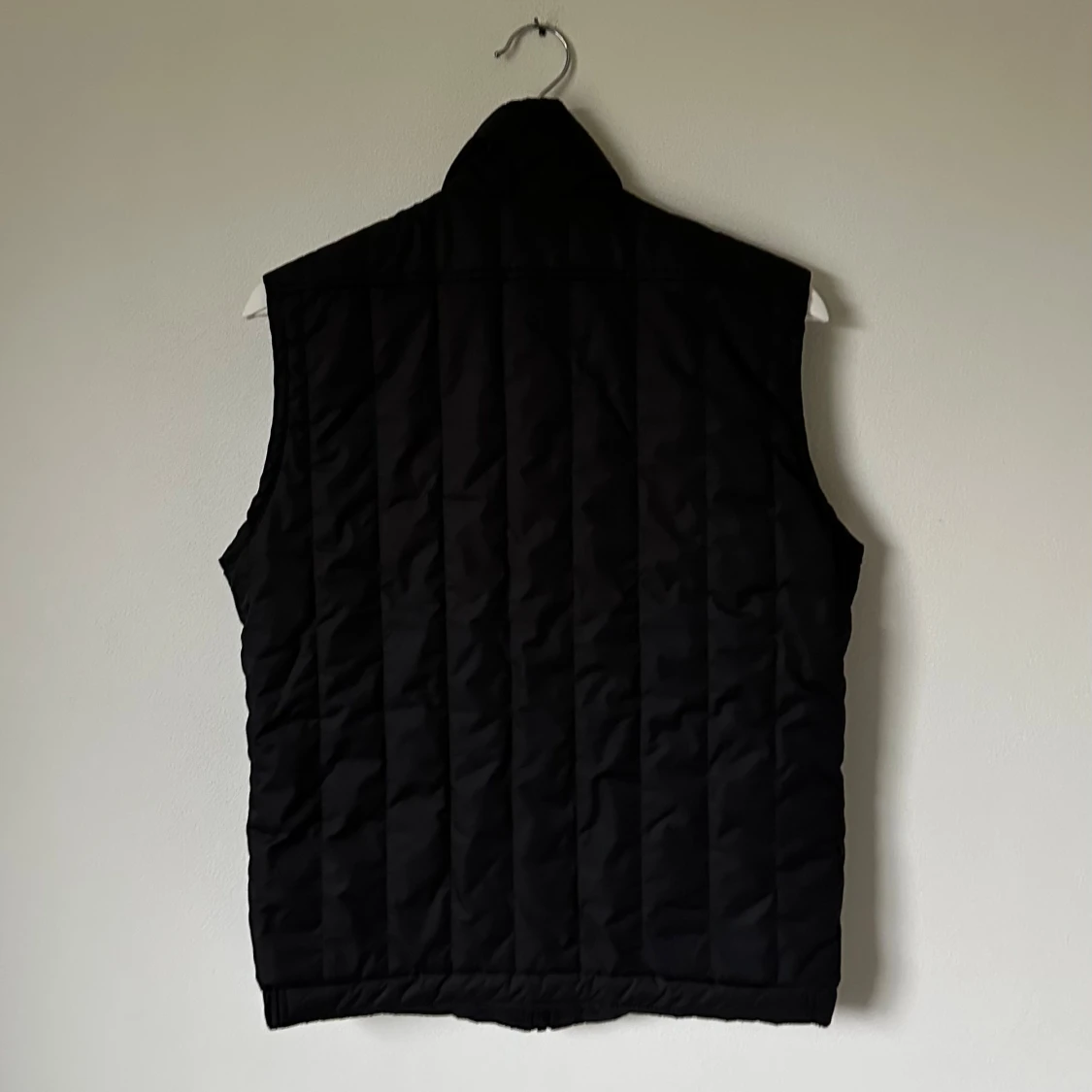Svart quiltad dunväst från J.Lindeberg - 1