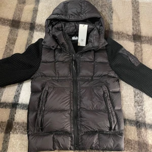 C.P Company cardigan - En väldigt populär Cardigan🆕 Skicket är gott som nytt❗️Och har inga defekter & tecken på användning. Medföljer C.P Company tags 🏷️ (Från första butiksköpet) Digitalt Äktighetsbevis🙌 Och authentic checkat igenom Certic Logo✍️ Storlek S✔️ Men Stretchig matrial Så kan passa mellan S-M. Avtagbar Luva❗️ Sellsynt och stilren Cardigan❕      Priset kan diskuteras🙀 Frågor om passform eller behov om mer bilder?             Kontakta mig🤗.        ❗️Black Friday Rabbat❗️ Från 4099 - 19,5% =3 299😳