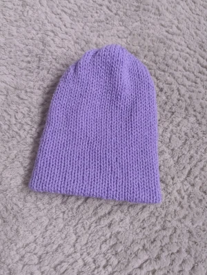 Ljuslila stickad mössa - Snygg ljuslila mössa i stickad modell som jag gjort själv. Enkel och stilren design utan mönster, passar dig som gillar minimalistiskt och mjukt material. Sitter skönt på huvudet och är lätt att matcha med din garderob.