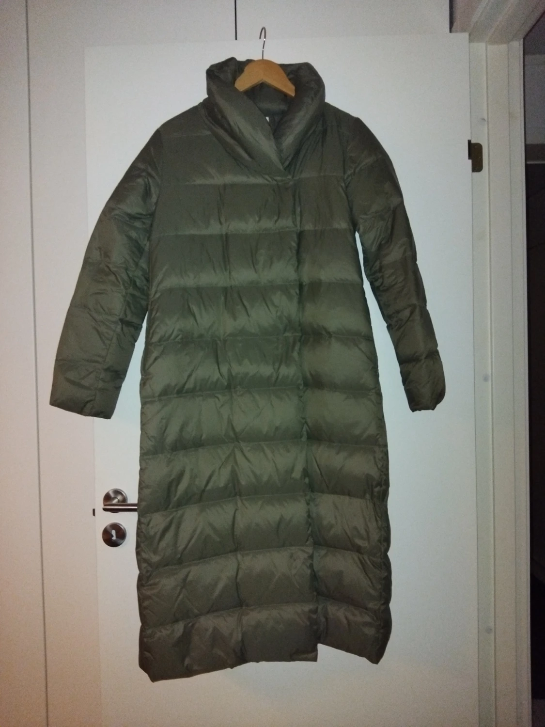Lång grön omlott dunjacka med hög krage