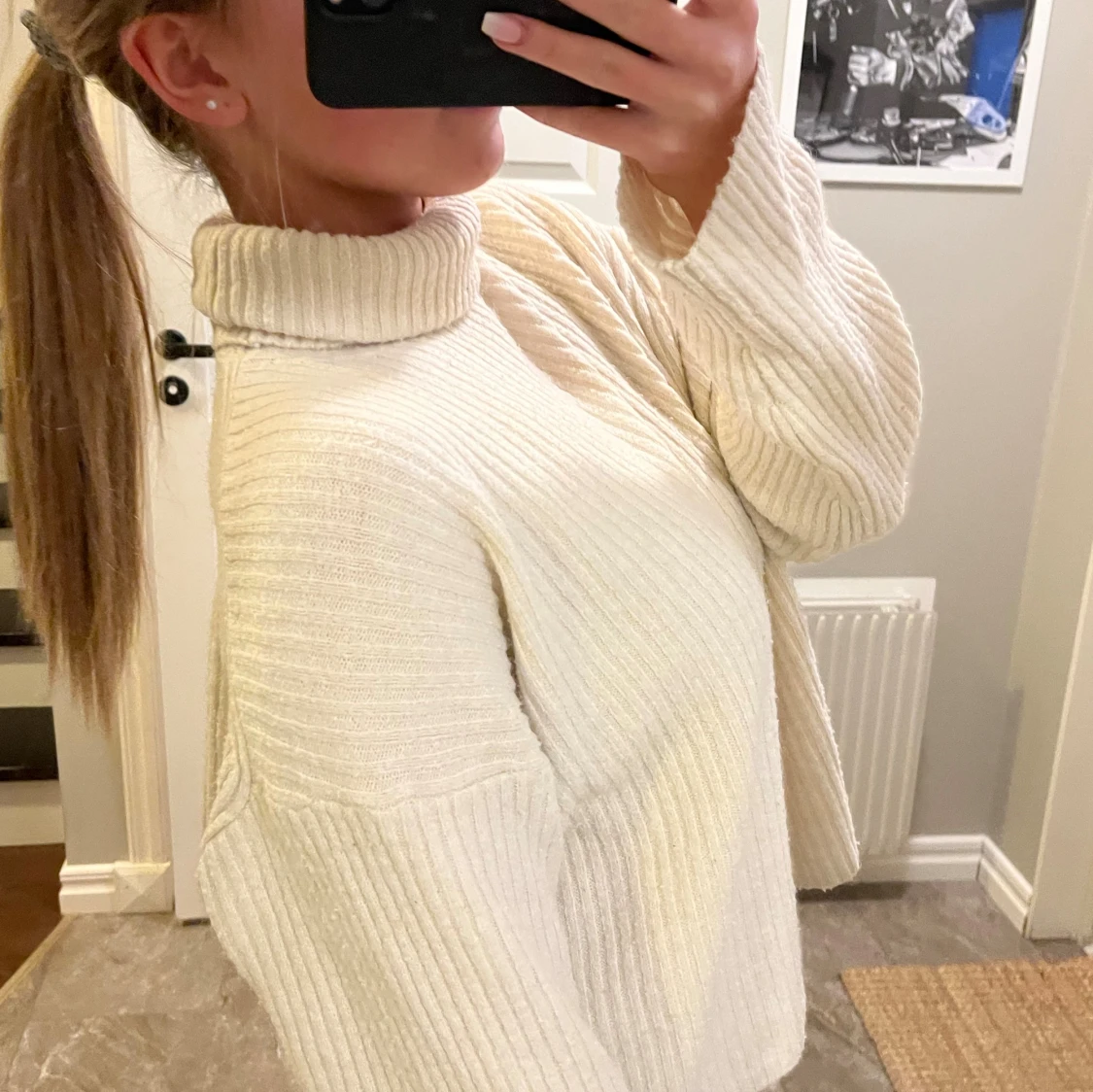 Ribbad polotröja i ljus beige - 1