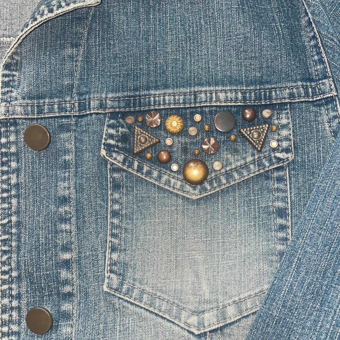 Blå jeansjacka med snygga detaljer - 2