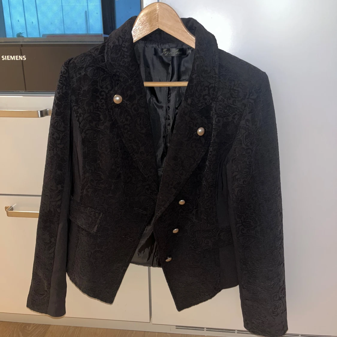 Svart sammet kavaj med pärlknappar