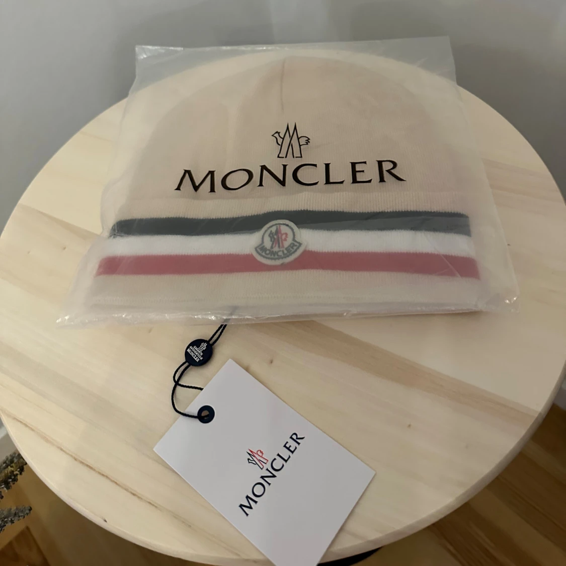 Beige Moncler mössa med ränder