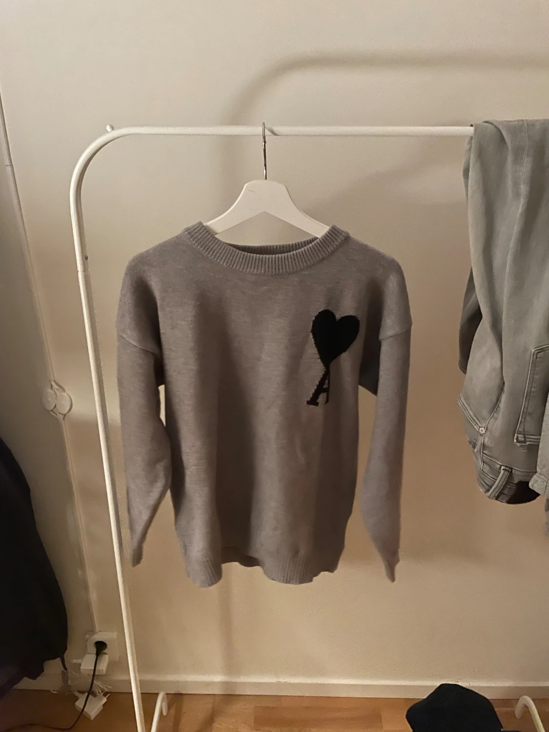 Grå stickad tröja från Ami