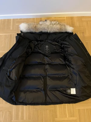 Canada Goose Wyndham Black Label - Canada Goose Black Label, ägt i ett år. Inga konstigheter alls. Endast ett litet skrapmärke som är nästan helt osynligt på höger armen. Avtagbar päls. Väldigt fint skick✨