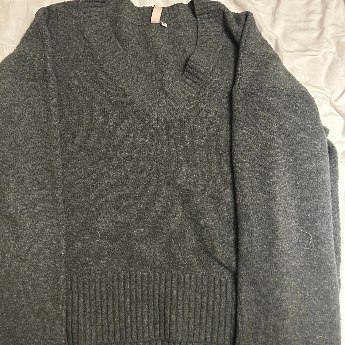 Mörkgrå stickad v-ringad tröja  - 4