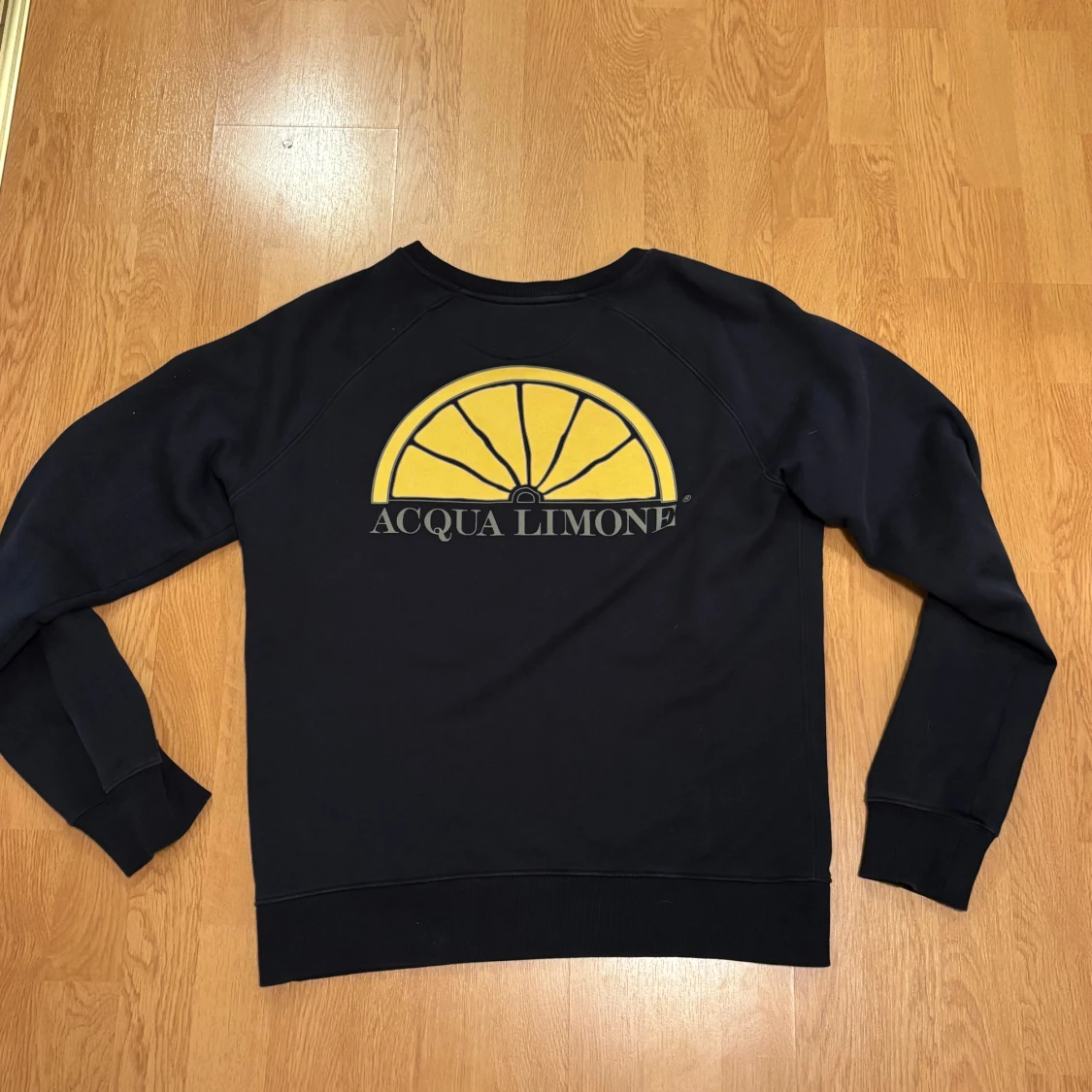 Mörkblå  sweatshirt från Acqua Limone