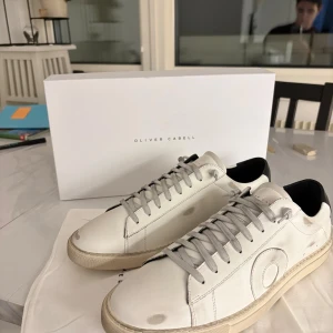 Oliver Cabell low 1 - Ett par oliver cabell skor i prima skick säljer för tiden ran ut o jag trodde de satt bra men de gjorde tyvärr inte det därmed säljer jag de, vid funderingar hör bara av er