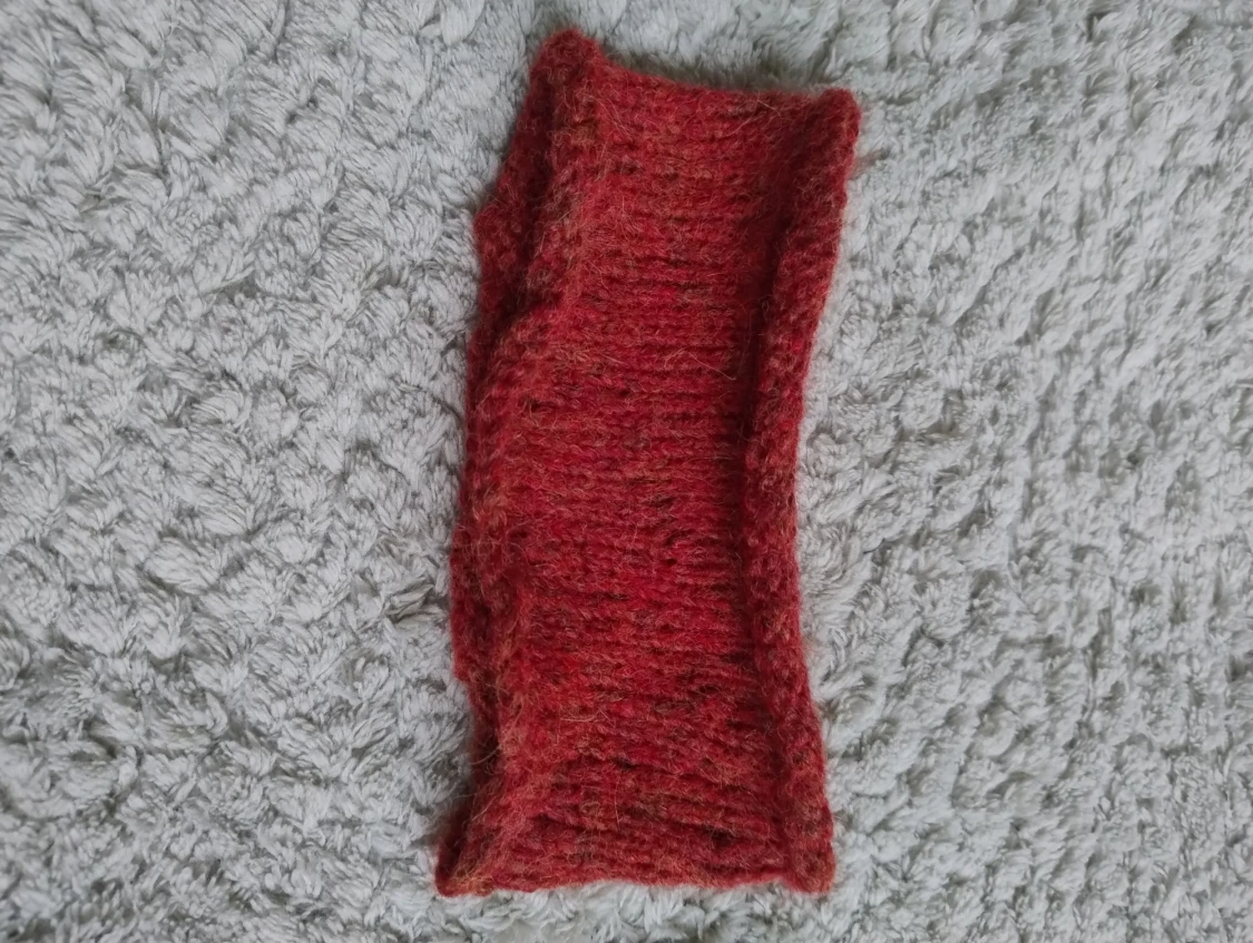 Rostfärgat stickat pannband