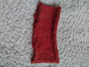 Rostfärgat stickat pannband - Snyggt och enkelt stickat pannband i rostfärgad ton som jag gjort själv. Pannbandet är stickat i mjukt garn som håller öronen varma. Perfekt för dig som vill ha en chill look och samtidigt slippa frysa. Passar till både jacka och hoodie, och är lätt att ta med i väskan.