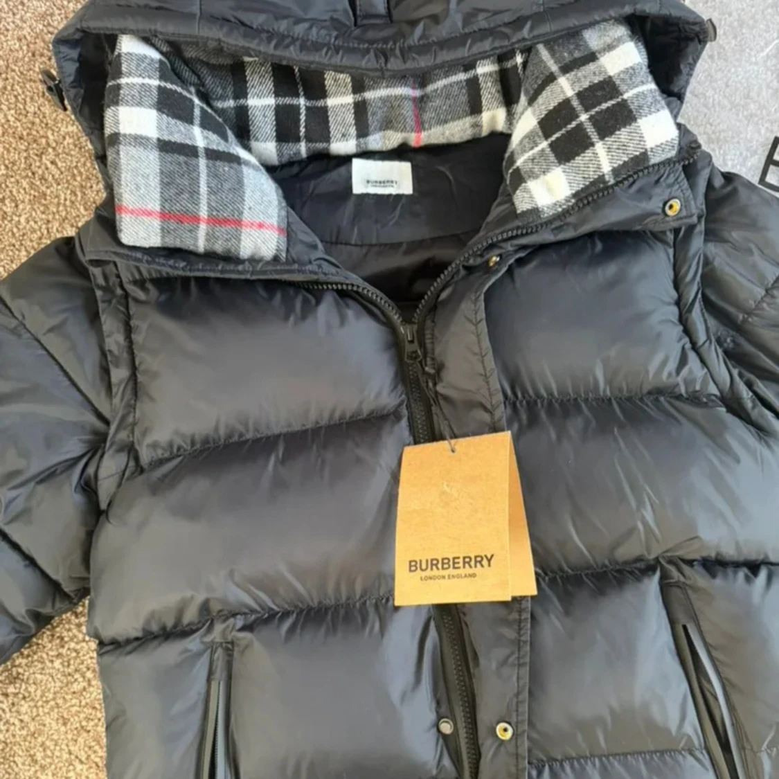 Svart pufferjacka från Burberry - 4