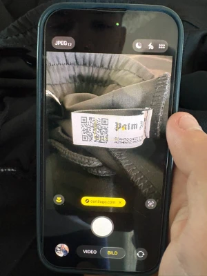 Palm Angels mjukisbyxor - Svarta mjukisbyxor från Palm Angels med vita sidoremsor och logga tryckt på benet. Byxorna har elastisk midja och raka ben, tillverkade i ett glansigt syntetmaterial som ger en sportig vibe. Kan tänka mig att sälja byxorna och tröjan separat! 800 för byxor, 600 för tröjan