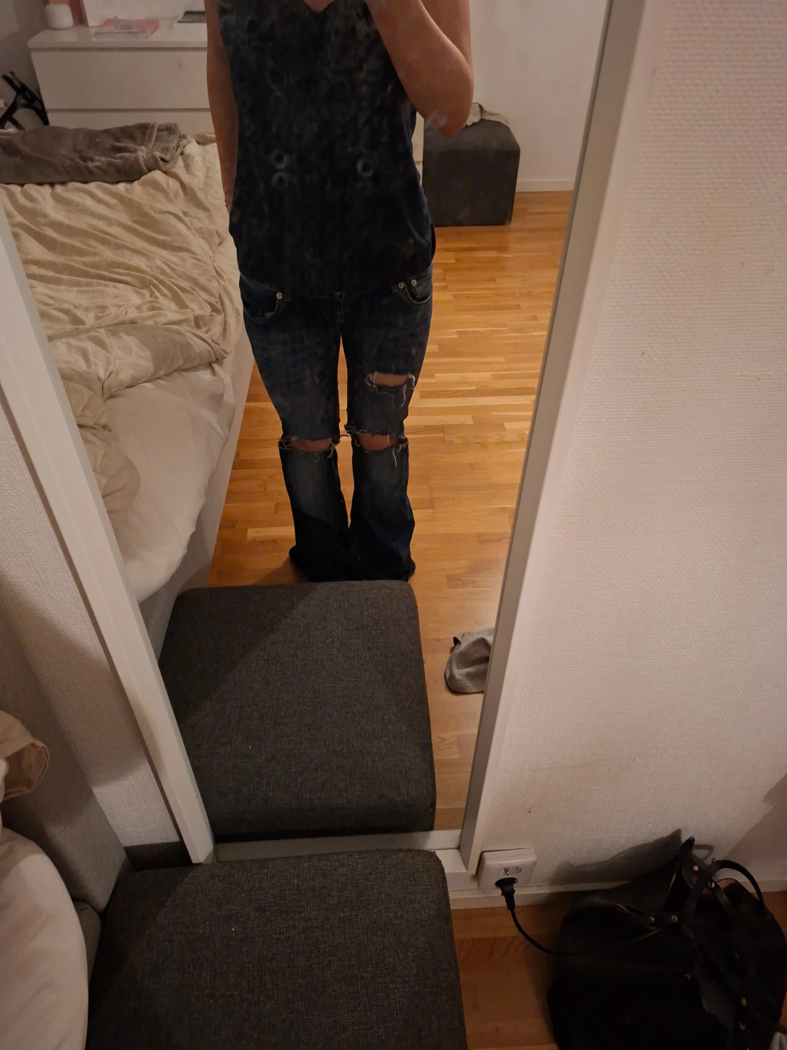 Blå bootcut jeans med slitna knän - 1