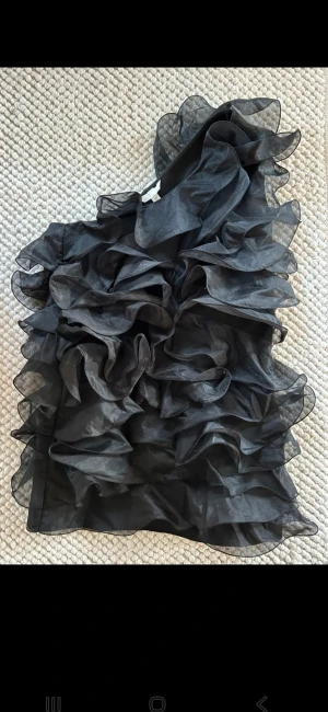 SÖKES   (Lånad bild) - Volangklänning Limeted edition H&M.  Finns den som topp så är det perfekt! Går bra med storlekarna XS, S eller M