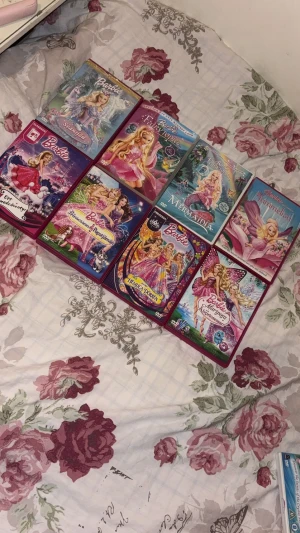 Barbie - Samling av sagofilmer - Färgstark samling av Barbie-filmer med magiska äventyr, prinsessor, feer och sjöjungfrur. Perfekt för dig som älskar fantasifulla berättelser och klassiska Barbie-sagor. Inspirerar till drömmar och kreativitet – en nostalgisk skatt för unga och unga vuxna! Några har fler repor på skivan än andra men inget som påverkar filmen.