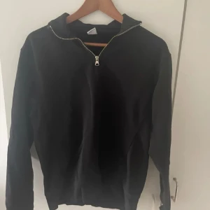 Svart half zip tröja från Zara - Svart långärmad tröja från Zara med half zip-dragkedja framtill. Tröjan har en enkel och clean look med krage och är gjord i mjuk bomull. Perfekt för dig som gillar stilrena och bekväma plagg. Plagget är inte så använd, plus tröjan fungerar felfritt. Pris går såklart att diskutera! 